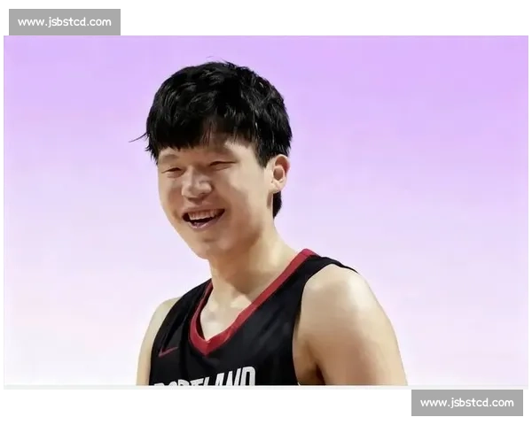 杨瀚森首秀引球迷热捧,签名战靴赠小将暖爆 NBA 杨瀚森首秀引球迷热捧,签名战靴赠小将暖爆 NBA