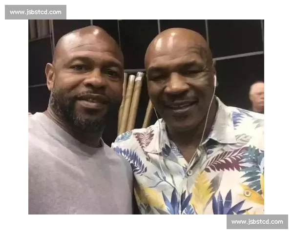 小罗伊琼斯对阵迈克泰森世纪对决引爆拳坛热议传奇回归力量与技巧的终极碰撞