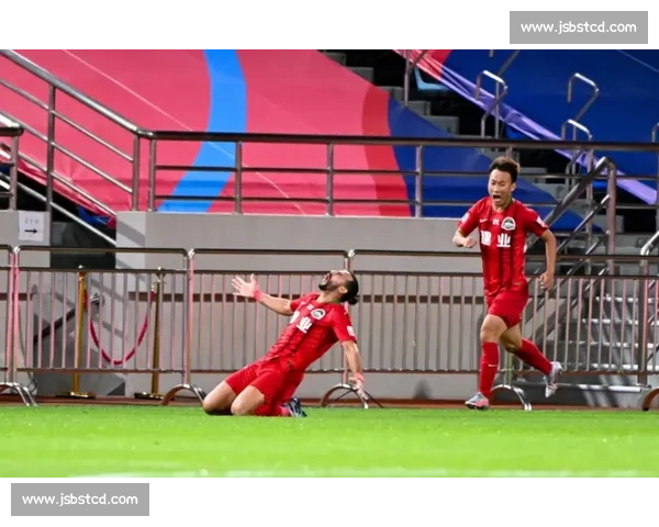 建业对阵富力激战中原赛场两队全力争胜引爆焦点之夜球迷期待巅峰较量 建业对阵富力激战中原赛场两队全力争胜引爆焦点之夜球迷期待巅峰较量