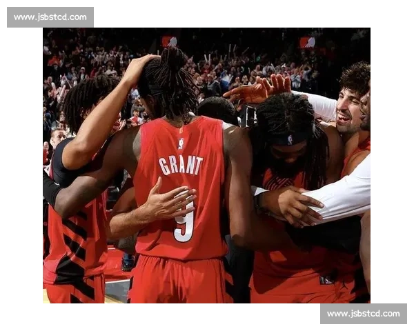 爵士硬碰开拓者西部焦点战攻防博弈引爆赛场悬念季后赛席位之争 爵士硬碰开拓者西部焦点战攻防博弈引爆赛场悬念季后赛席位之争